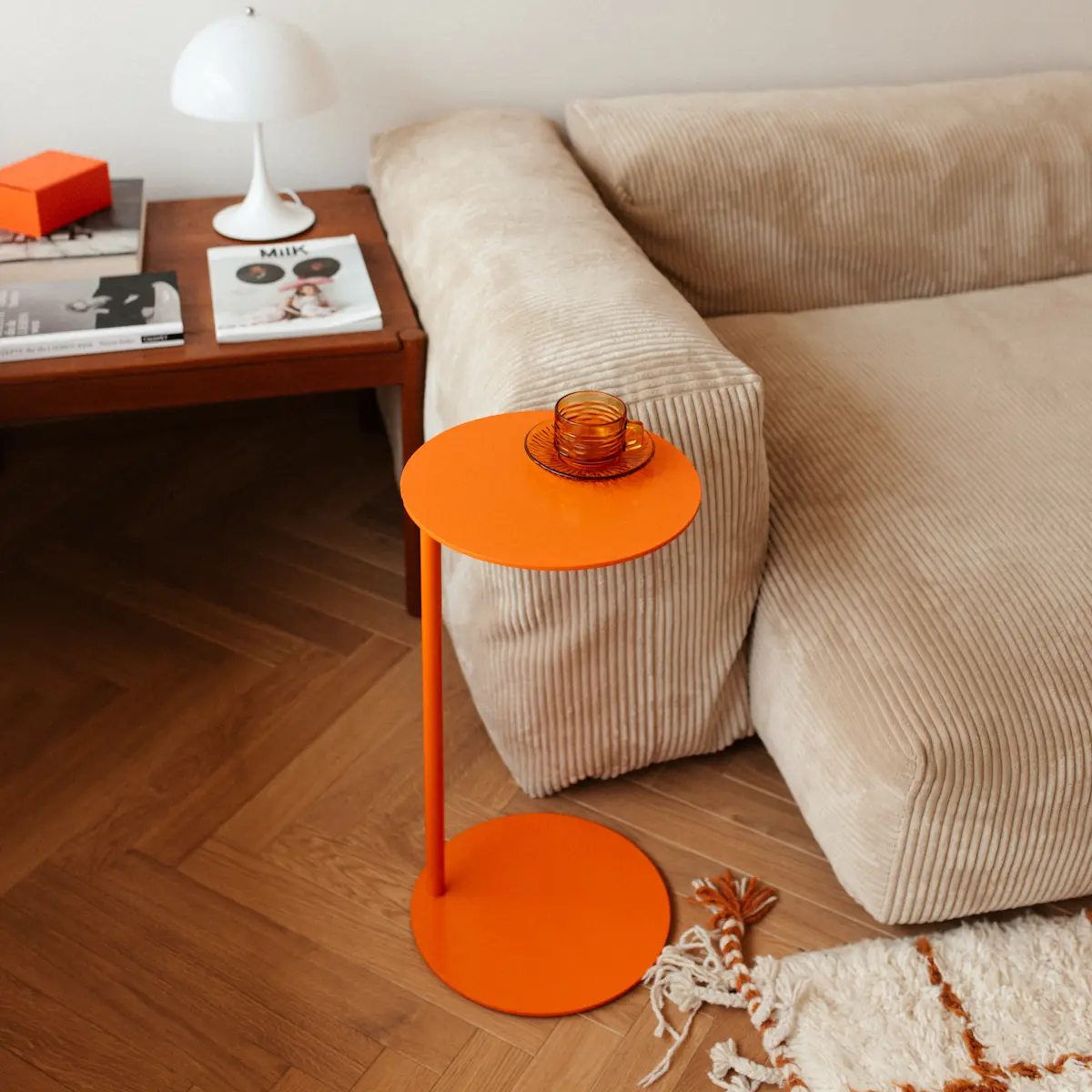 Oranger Beistelltisch am Sofa – Titelbild des VivArt-Artikels