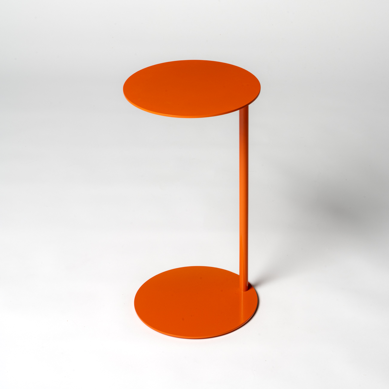 Runder Beistelltisch aus Metall in Orange von Einig Studio