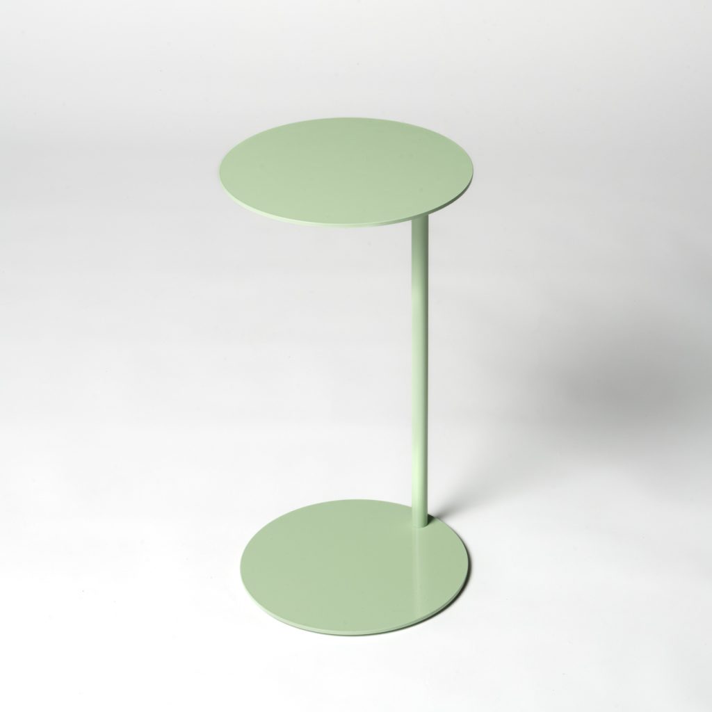 Runder Beistelltisch aus Metall in Mint von Einig Studio