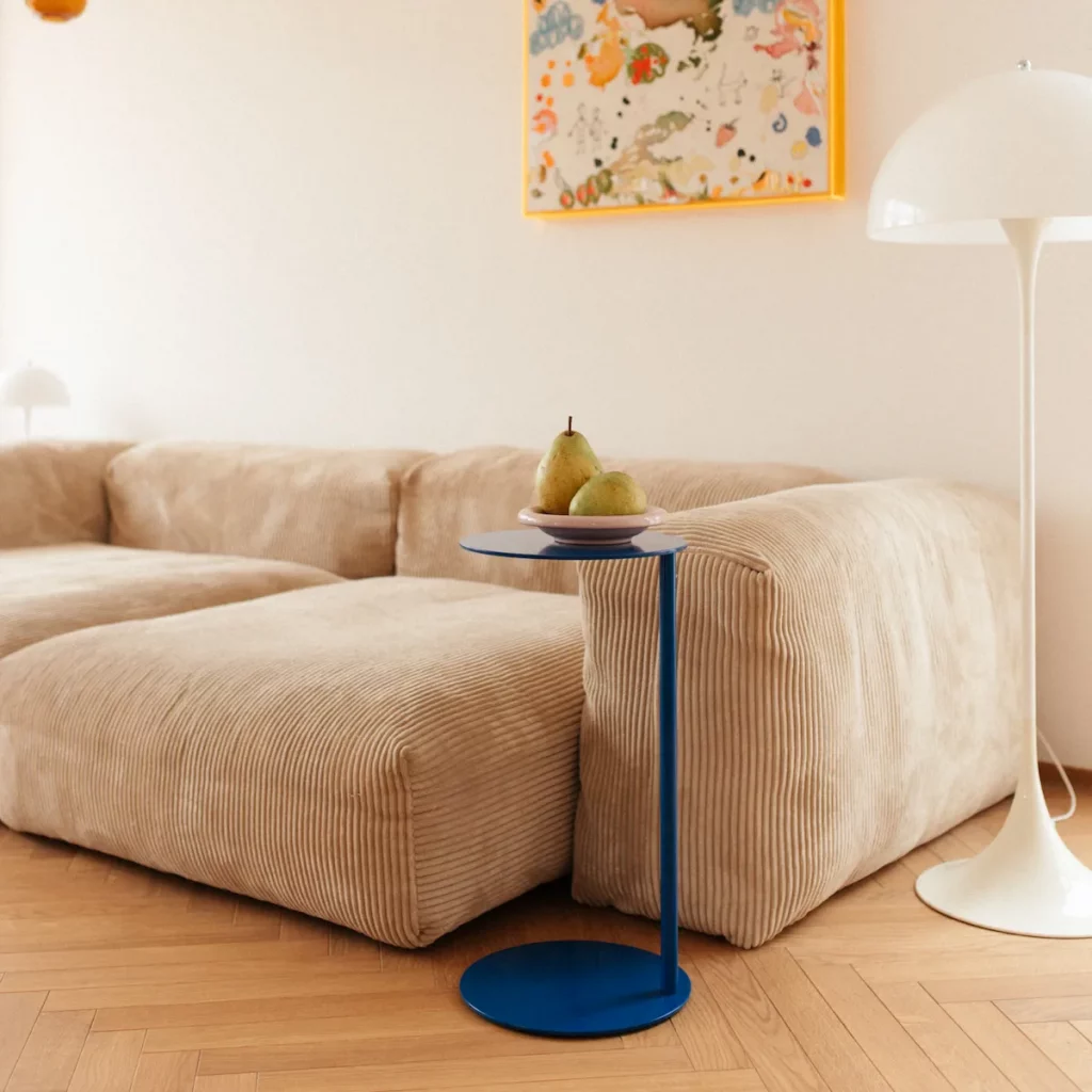 Beistelltisch in Blau – Neben dem Sofa und einer Stehleuchte
