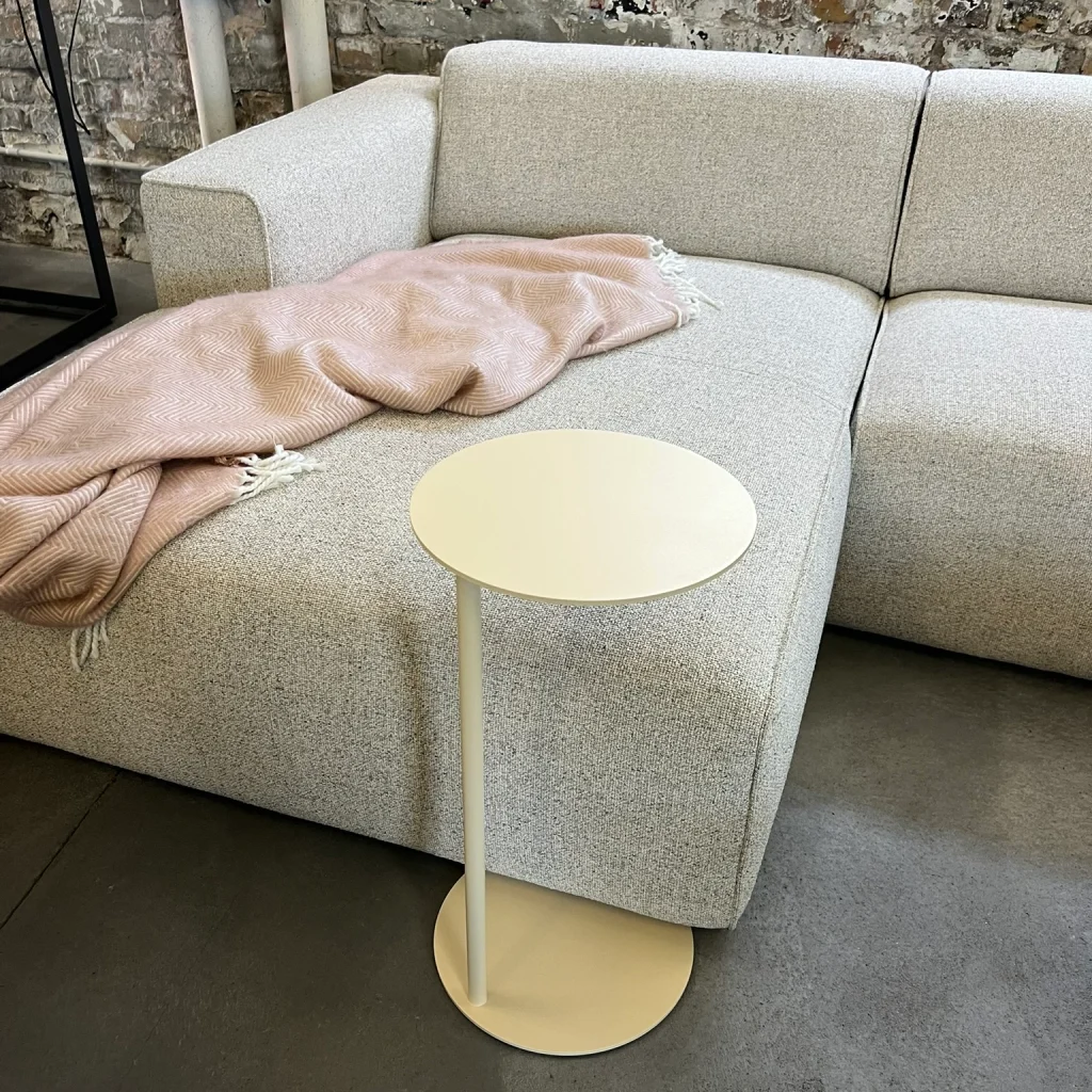 Beistelltisch in Beige – Neben dem Sofa