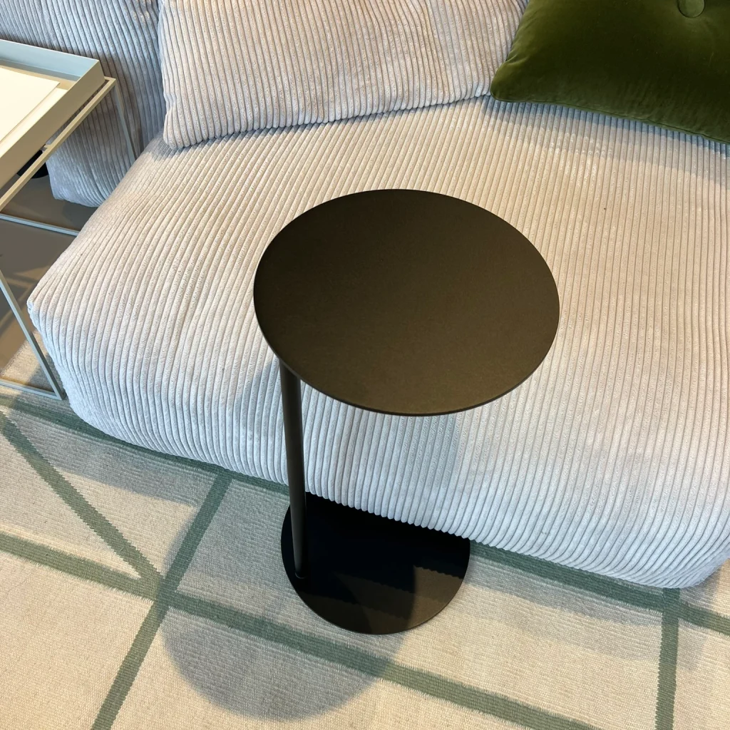 Beistelltisch in Schwarz – Neben dem Sofa