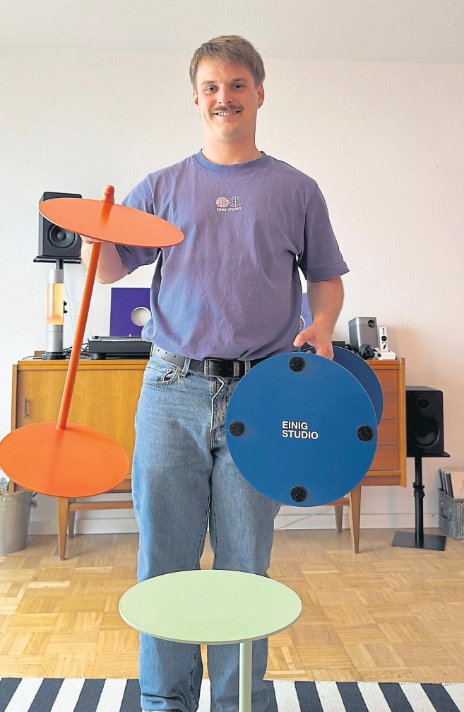 Matthias Einig mit seinen Beistelltischen – Titelbild des sensor-Artikels